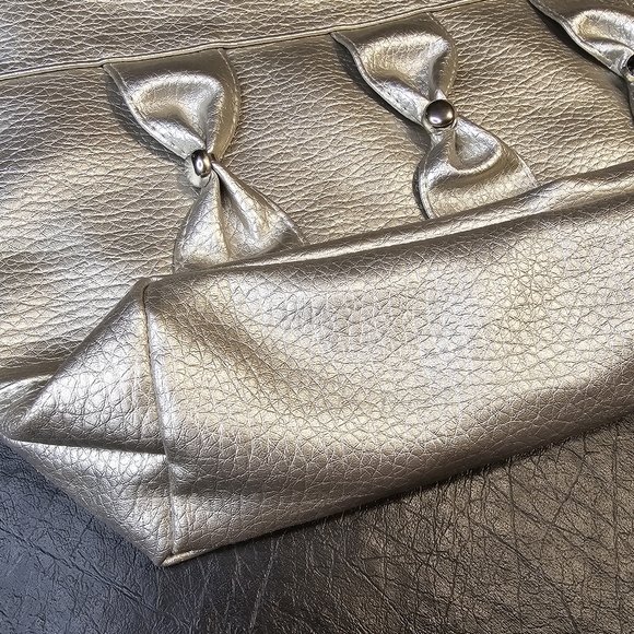 Silver Tote with Pinched Columns = Cute! - Picture 4 of 10